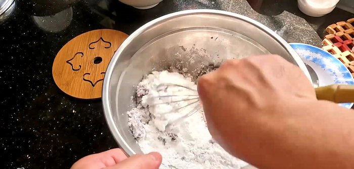 Mix tapioca starch, glutinous rice flour, a pinch of salt, and a teaspoon of sugar. Add the mashed taro and knead for 5 minutes until smooth.