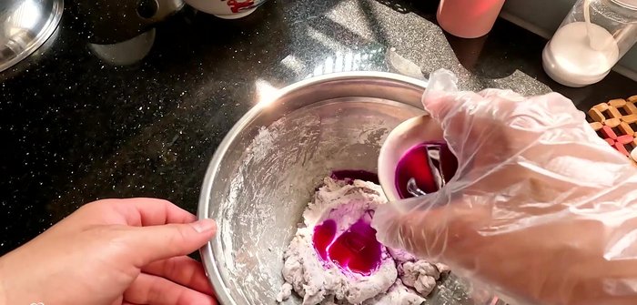 Add 20-30ml of purple leaf water to the taro mixture for color. Roll the mixture into small balls.