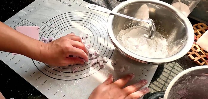 Coat the taro balls in tapioca starch to prevent sticking. Boil the balls in water for 20-30 minutes until soft. Rinse with ice water and marinate with 1-2 tablespoons of sugar for 10-15 minutes.