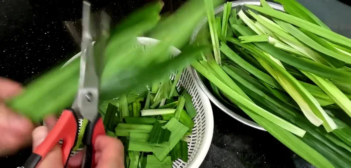 Cut pandan leaves into small pieces and blend with 4 cups of water (in two batches).