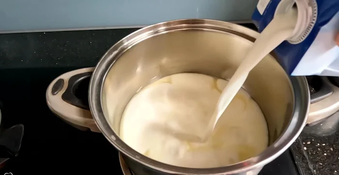 Combine milk and condensed milk: Add 1 liter of fresh milk to the warm condensed milk. Heat for about 1 minute until warm (73.6). If refrigerated, heat for 2-3 minutes (88.88).