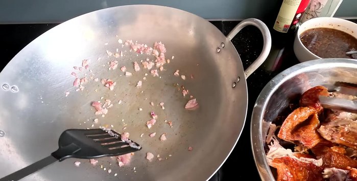 Stir-fry shallots in oil until fragrant and golden brown (183.48). Add duck bones, wing tips, and any other leftover duck parts and stir-fry until fragrant (195.2).