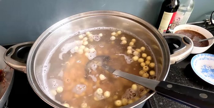 Add lotus seeds, duck bones, and the stir-fried duck parts to the pot. Simmer for 20 minutes (245.12).