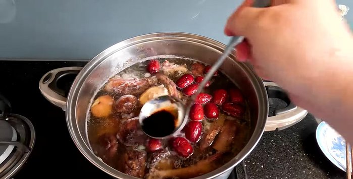 Season the broth with dark soy sauce, duck water (approx. 200ml), white wine, salt and rock sugar (326.44).