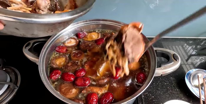 Add the remaining duck meat, red apples, and shiitake mushrooms. Simmer for another 10 minutes (377.12).