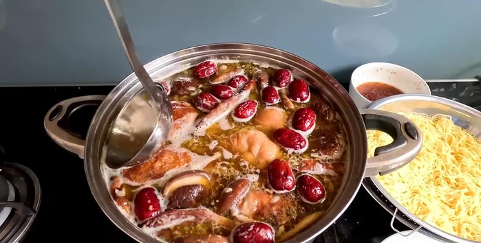 Serve the soup with noodles and Chinese cabbage (465.039).