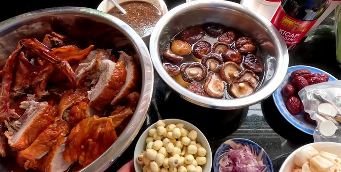Prepare ingredients: Soak dried shiitake mushrooms in cold water for about an hour (82.4). Wash all ingredients thoroughly (85.36). Chop shallots (96.759).