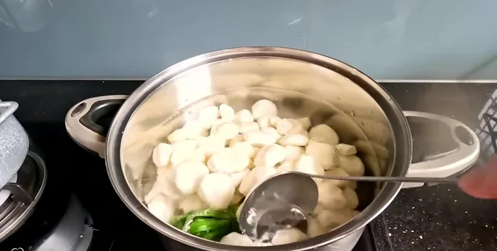 Boil the taro in water with pandan leaves for 20-30 minutes until soft. (101.6)