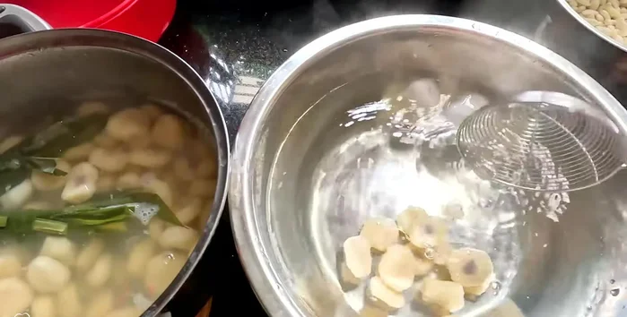 Once boiled, immediately transfer the taro to a bowl of ice water to make it crispy. Peel the taro again for a better look. (135.239)