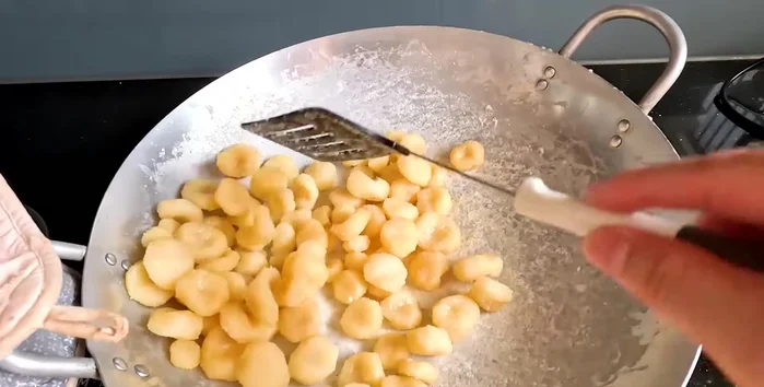 Turn off the heat and continue stirring for another 10-15 minutes to let it dry further, taking advantage of the residual heat. (383.16)