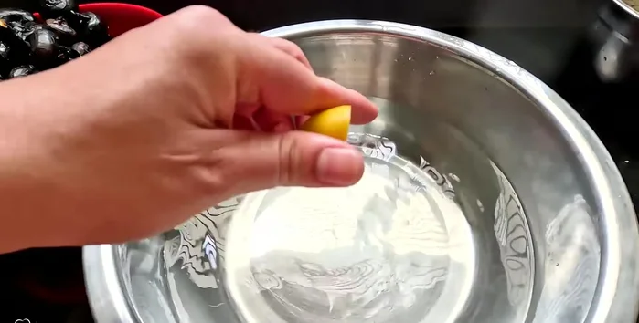 Peel the taro and remove the yellow part. Soak the peeled taro in a bowl of water with lemon juice and salt to prevent browning. (43.079)