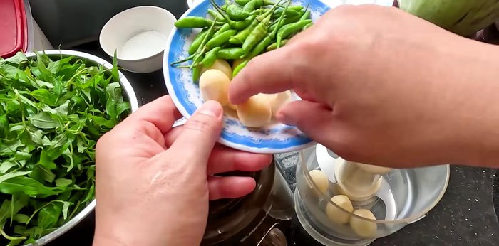 Grind the garlic using a blender. Wash thoroughly to remove any residue.