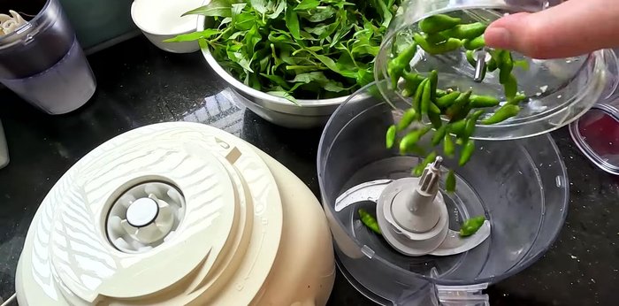 Grind the chili peppers and half of the Vietnamese coriander in the blender. If you don't have a blender, finely chop these ingredients.
