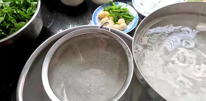 Wash the coarse and refined salt, drain, and dry for 45 minutes to an hour in direct sunlight.