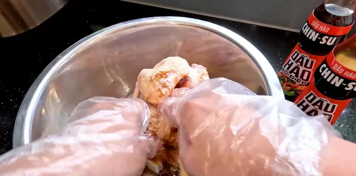 Spread the marinade evenly and wrap the chicken in glass. Refrigerate for about 1 hour.