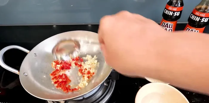 Prepare the dipping sauce: Fry minced garlic and chili until fragrant. Add oyster sauce, sugar water, sugar and pepper. Cook until thickened.