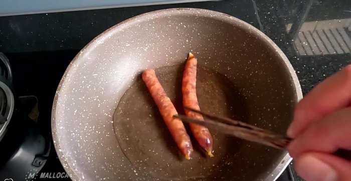 Prepare the lap xuong (Chinese sausage): Fry until golden brown.