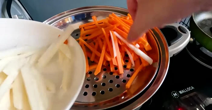 Prepare the steamed fillings (carrots and cassava): Steam for 15 minutes until tender but still slightly crispy.