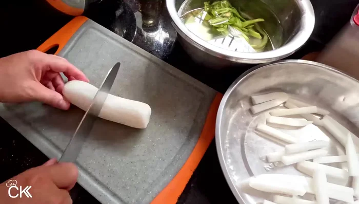 Prepare vegetables: slice papaya, carrots, white radishes, and cucumbers into bite-sized pieces. Don't slice too thick or thin.