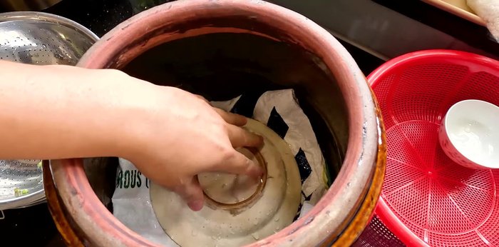 Place the rice bag in a dark place, away from direct sunlight. This helps keep the sprouts white.