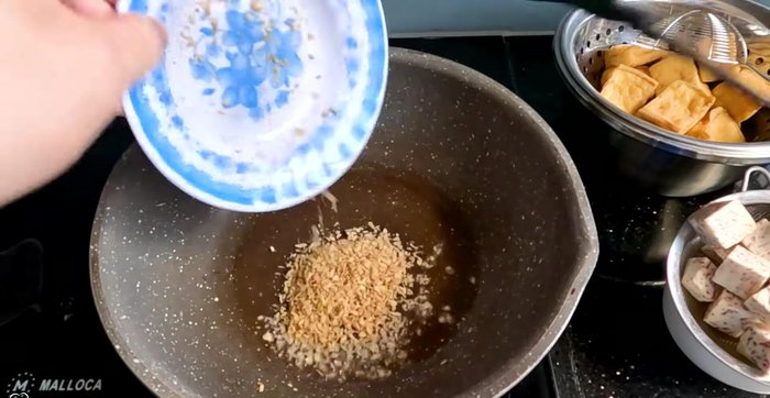 Heat oil in a pot. Add minced lemongrass (optional) and peanuts, stir-fry until fragrant and golden brown.