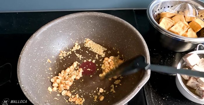 Add green onions (optional), garlic or onions (optional).