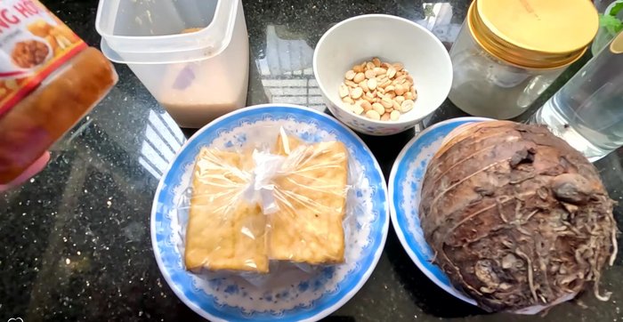 Cut the tofu into cubes and fry until golden brown on all sides.