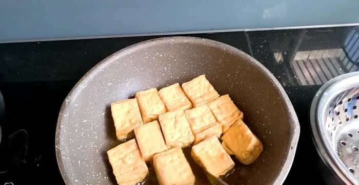 Cut the taro into cubes and soak in diluted salt water.