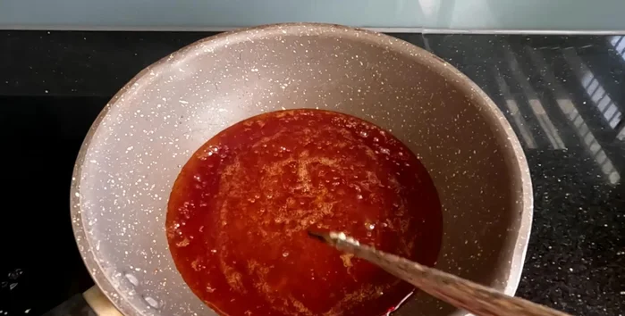Once the sugar is completely melted, squeeze in a piece of lemon to prevent crystallization.