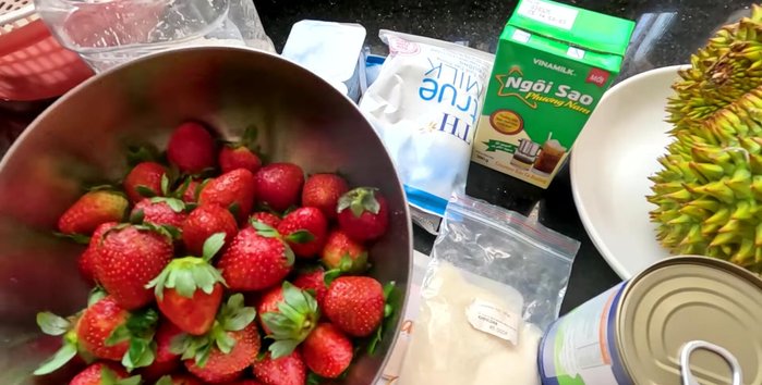 Prepare the ingredients: Wash and remove the stems from the strawberries. Peel the durian, remove the seeds, and separate the flesh.