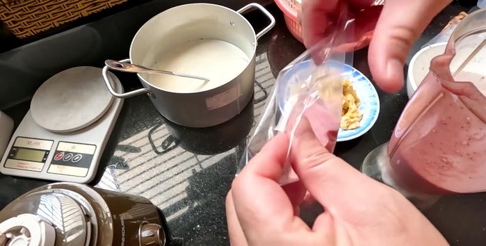 Blend the durian mixture: Blend the remaining cream sauce with the durian pulp until smooth.