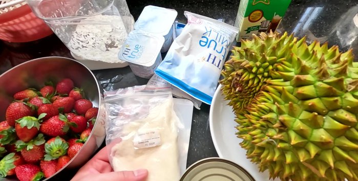 Prepare the gelatin: In a bowl, sprinkle gelatin powder with water and let it soak for 5-7 minutes until it expands.