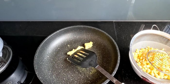 Stir-fry the corn kernels with butter, salted egg (chopped), cotton floss, and sugar until fragrant and cooked (161.519). Set aside to cool.