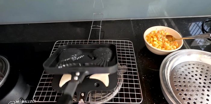 Close and cook: Close the mold and cook each side for 2 minutes (425.36).