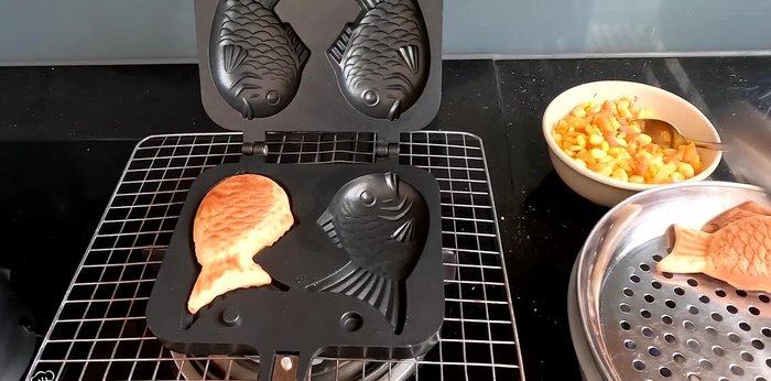 Remove and cool: Carefully remove the fish cakes and place them on a wire rack to cool (447.16).
