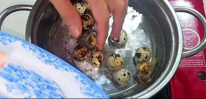 Boil quail eggs in water with a little salt until cooked (102.2).