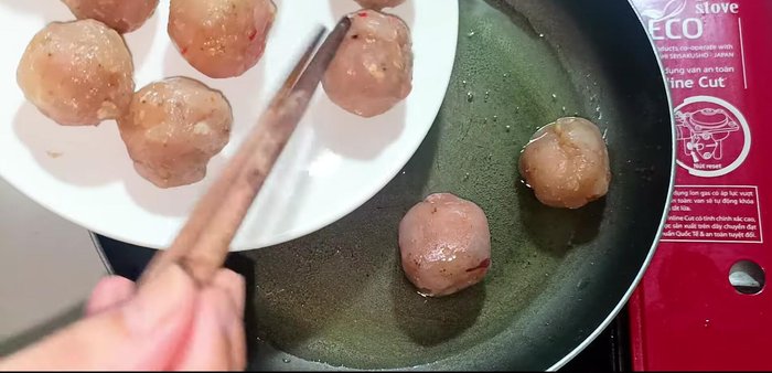 Fry the fish cakes in hot oil until golden brown (193.64).