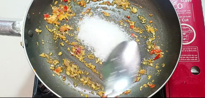 Make the fish sauce by mixing sugar, powdered seeds, fish sauce, water, and chili sauce. Simmer until slightly thickened (286.84).