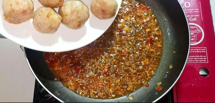 Add the fried fish cakes to the fish sauce, stir until evenly coated (319.16).