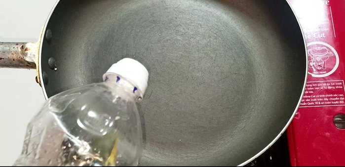 Add cooking oil to a pan, coating the entire surface. Heat over medium heat.