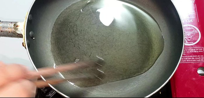 Add rice cakes to the pan without preheating the oil. Spread evenly and let the oil heat up.