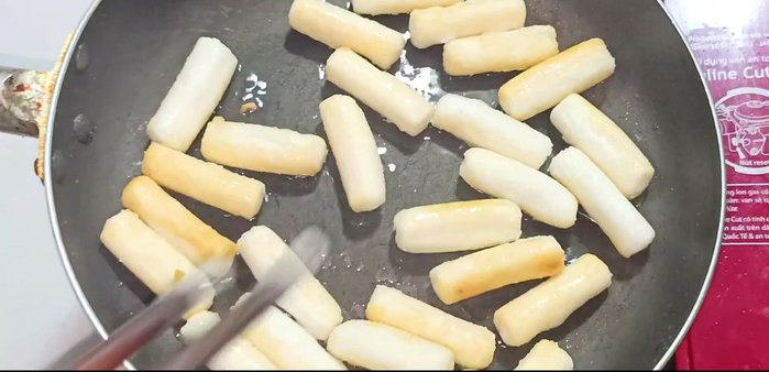 Turn off the heat. Remove rice cakes and let cool for about 2 minutes.