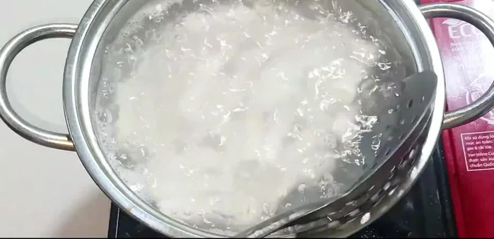 Boil until rice cakes float to the surface (about 2 minutes). Turn off the stove and remove rice cakes.