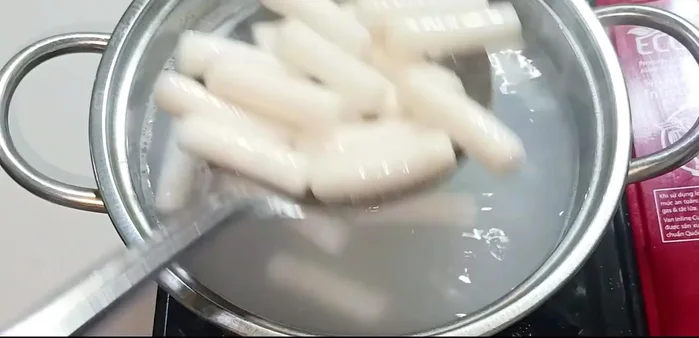 Immediately soak the cooked rice cakes in water to prevent sticking. Then drain in a basket.