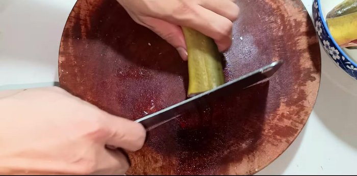 Marinate the eel: In a bowl, combine the eel with half of the minced garlic, shallots, and lemongrass, half of the minced chili peppers, sugar, turmeric powder, curry powder, oil, MSG, seasoning powder, and salt. Mix well and marinate for 20 minutes.