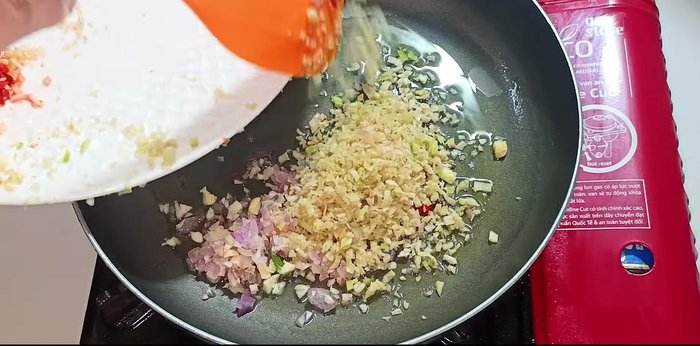 Stir-fry: Heat oil in a pan. Add garlic, shallots, and lemongrass; stir-fry until fragrant and golden. Add chili peppers, then add the marinated eel and stir-fry for about 3 minutes until cooked through.
