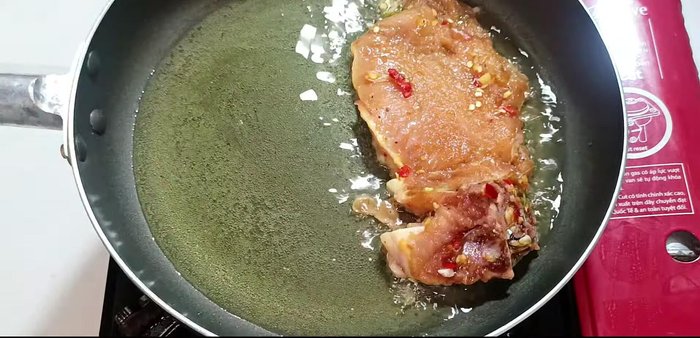 Heat cooking oil in a pan. Fry the ribs until lightly golden brown on both sides.
