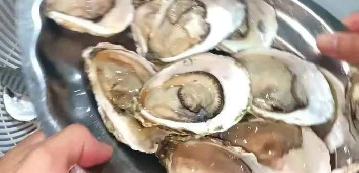 Wash the separated oysters again to remove any remaining dirt.