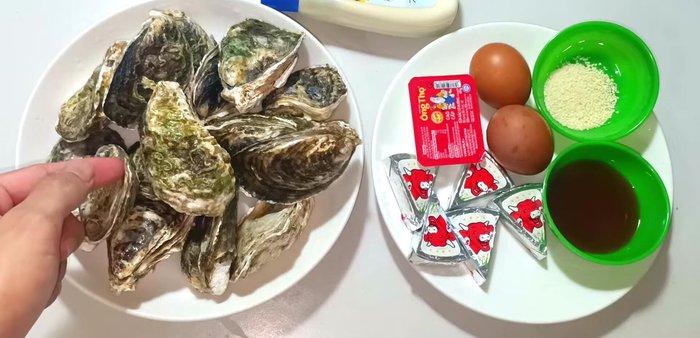 Clean the oysters thoroughly using a brush to remove dirt and moss. Alternatively, rinse them with water.