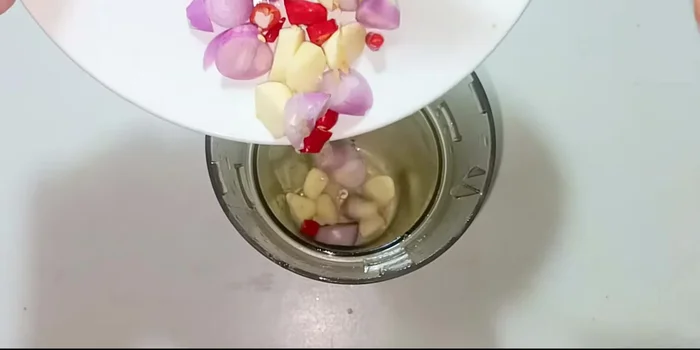 Add seasoning powder, flour, sugar, fish sauce, annatto oil, and chili sauce to the blended mixture. Puree this mixture.